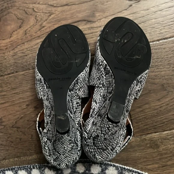 Gentle Souls by Kenneth Cole size 7.5 gray snake print wedge heel shoes - Picture 6 of 6